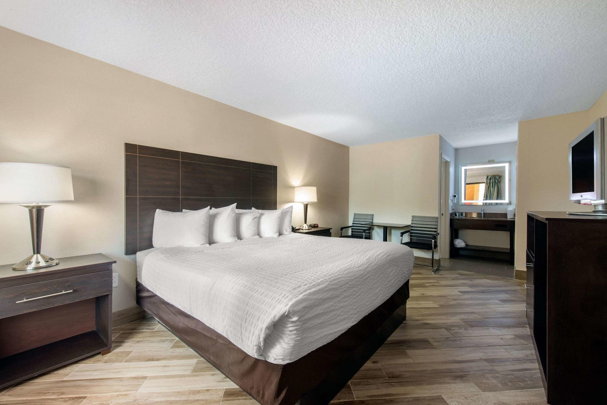 Clarion Inn & Suites Kissimmee-Lake Buena Vista South Exteriör bild
